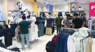 الأسواق تزدحم بالمتسوقين في ليلة العيد